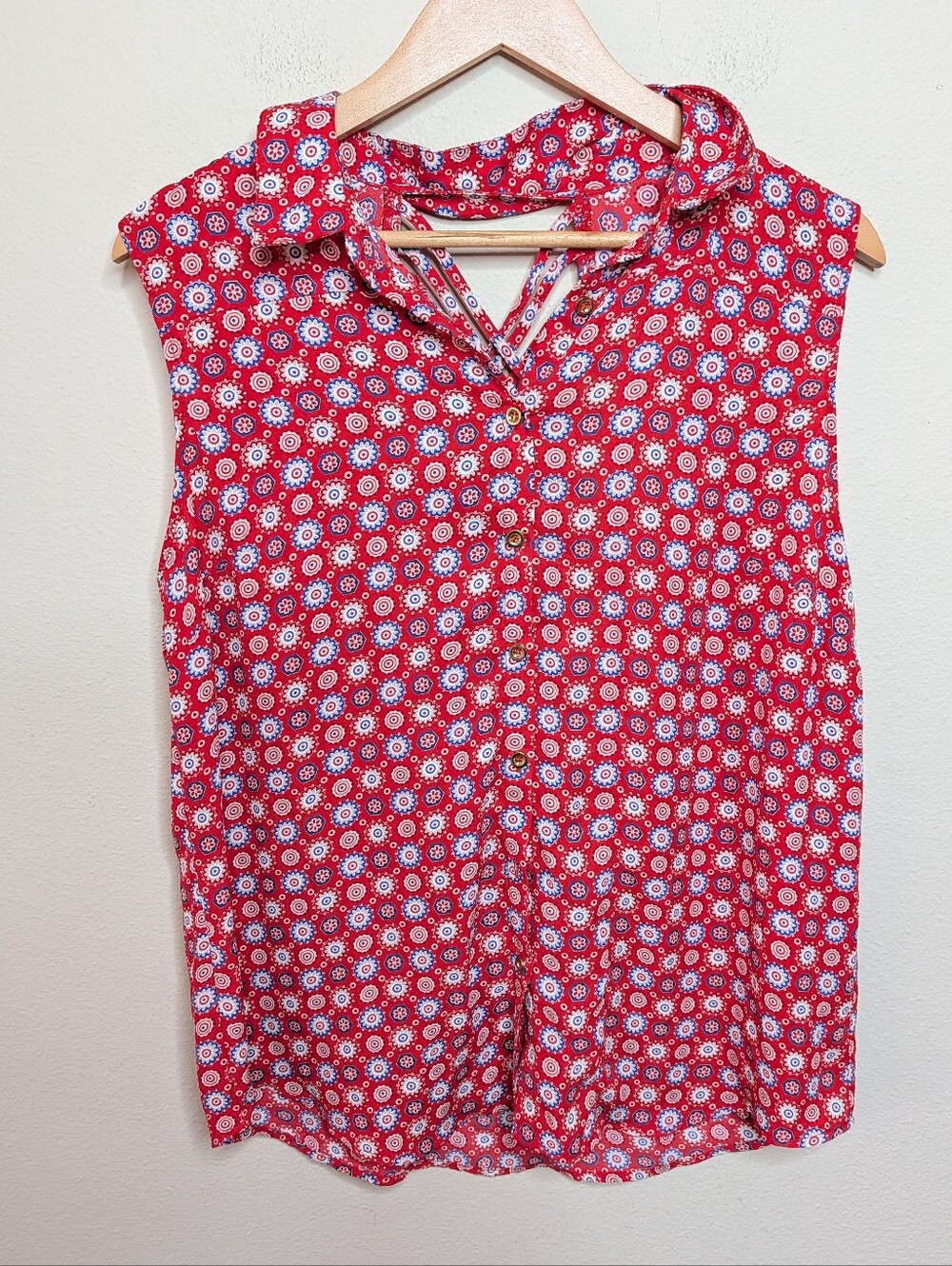 NWT Zac and Rachel Sleeveless Button Front Blouse Red Medallion Print Size XL